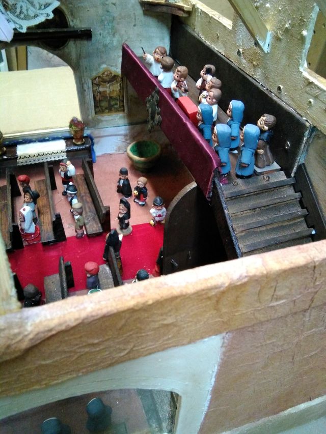 Casita de madera con miniaturas en terracota 