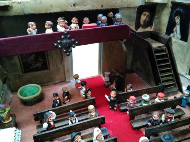 Casita de madera con miniaturas en terracota 