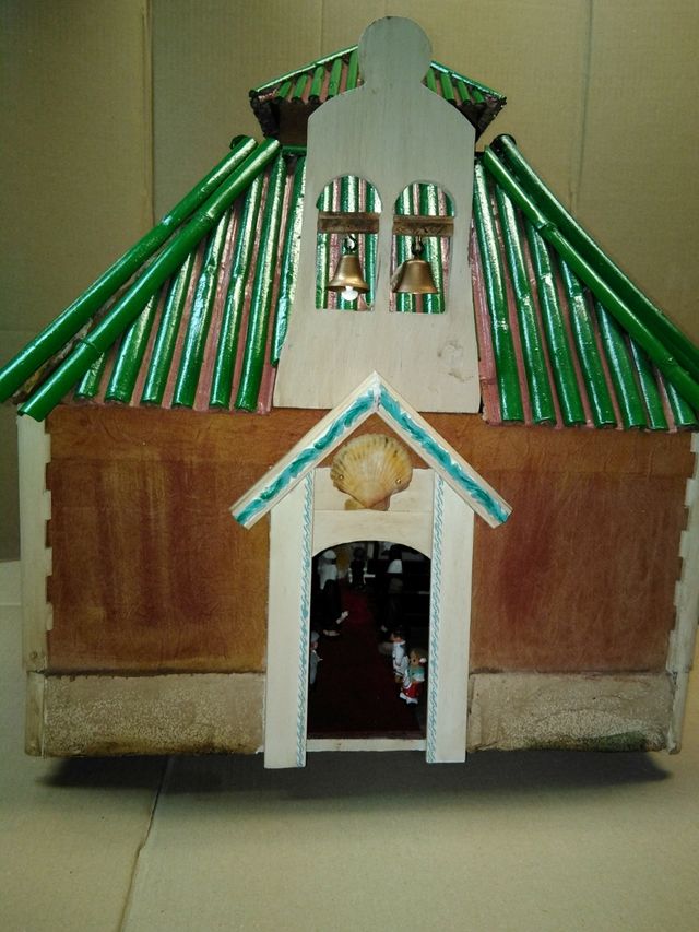 Casita de madera con miniaturas en terracota 