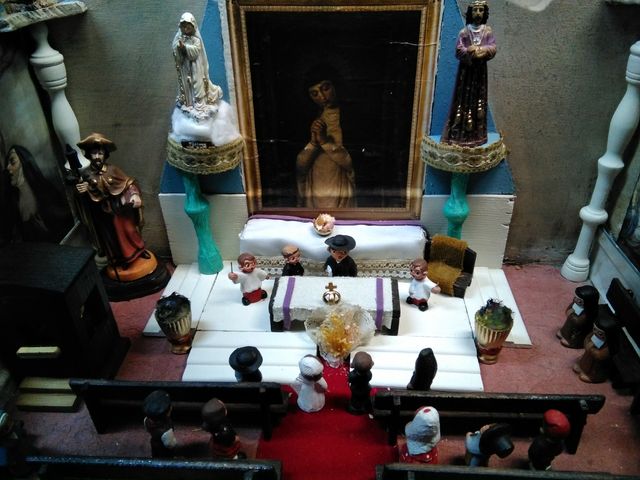 Casita de madera con miniaturas en terracota 