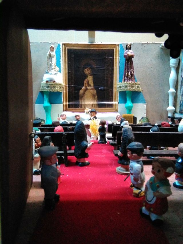 Casita de madera con miniaturas en terracota 