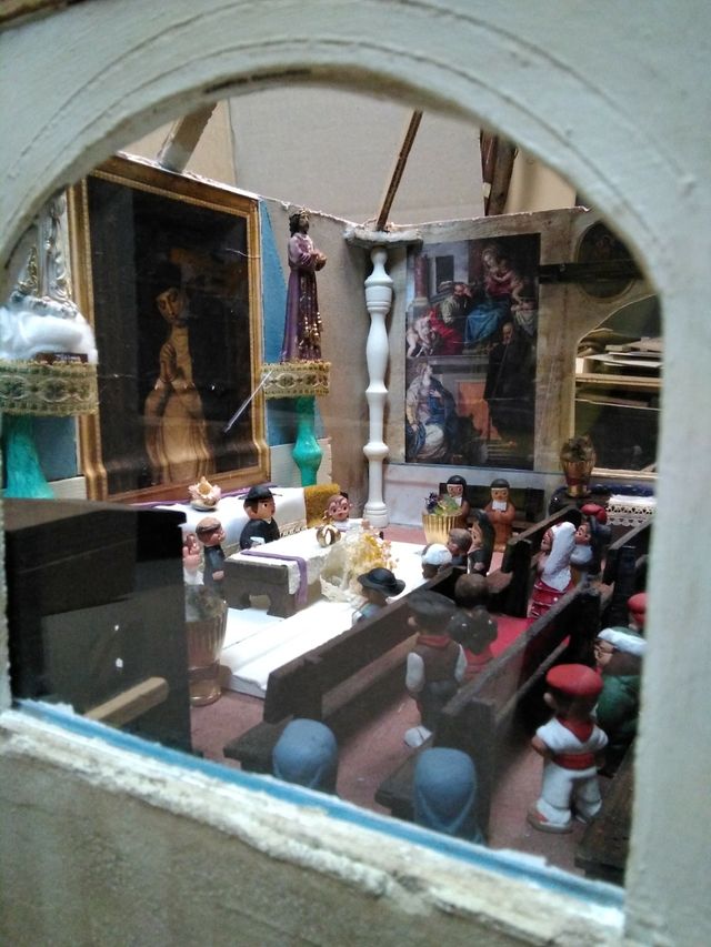 Casita de madera con miniaturas en terracota 