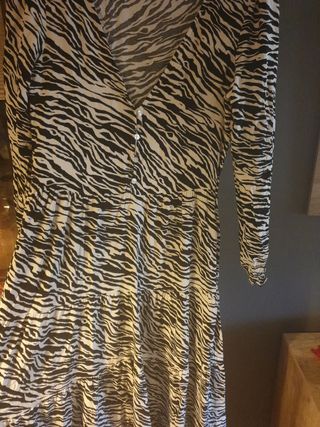 Vestido cebra Stradivarius de segunda mano por 7 EUR en Santa Cruz de  Tenerife en WALLAPOP