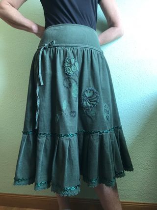 Falda de pana verde con vuelo ZARA de segunda mano por 5 EUR en San  Sebastián de Los Reyes en WALLAPOP