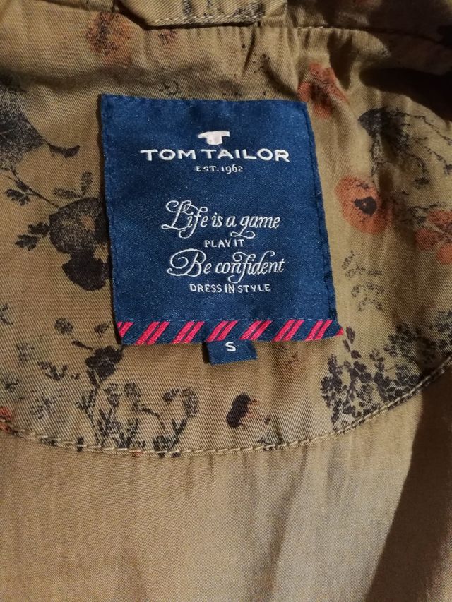 chaqueta con capucha de Tom Tailor.