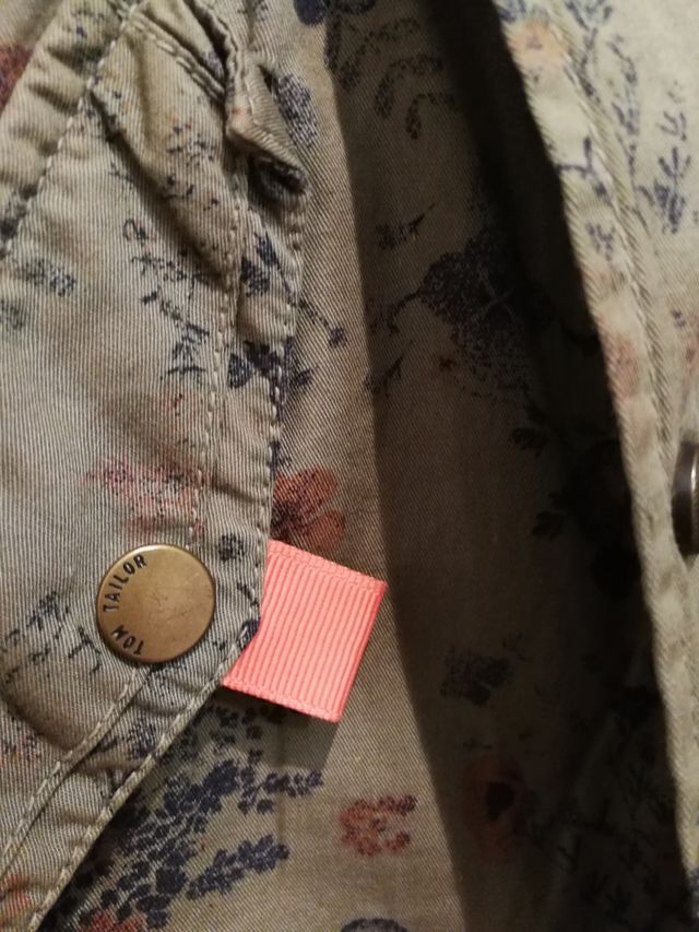 chaqueta con capucha de Tom Tailor.