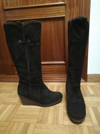 Botas altas de cuña de segunda mano por 75 EUR en Alcorcón en WALLAPOP
