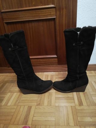 Botas altas de cuña de segunda mano por 75 EUR en Alcorcón en WALLAPOP