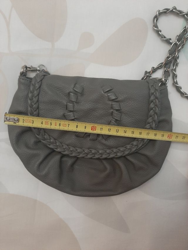 Bolso bandolera en polipiel gris.