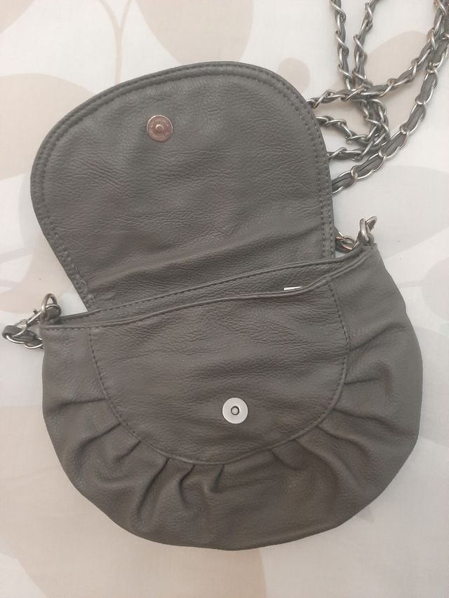 Bolso bandolera en polipiel gris.