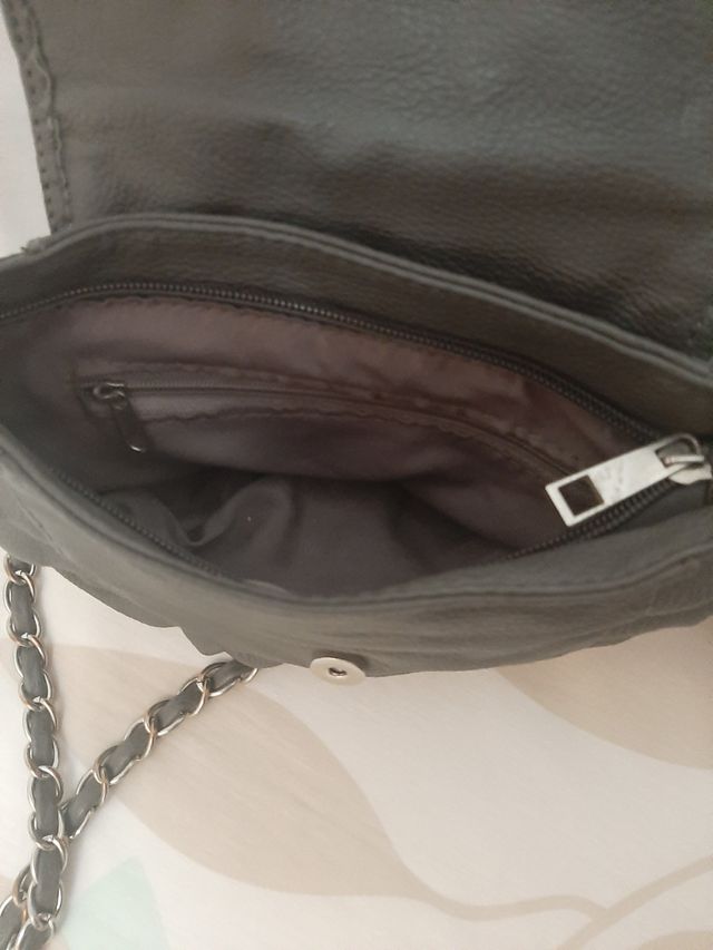 Bolso bandolera en polipiel gris.