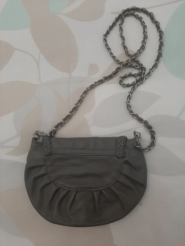 Bolso bandolera en polipiel gris.