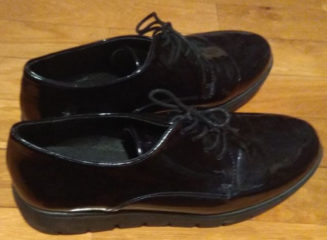 Zapatos de piel. Marca Comfeet