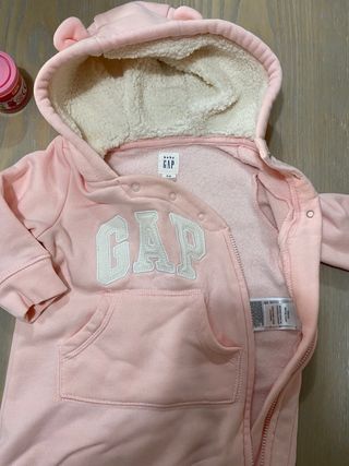 Buzo Gap Rosa de segunda mano por 17 EUR en Madrid en WALLAPOP