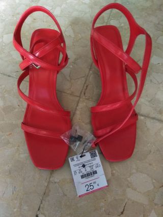 Sandalias rojas Bershka de segunda mano por 20,99 EUR en Vélez-Málaga en  WALLAPOP