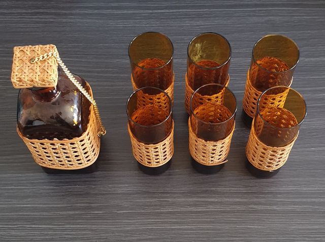 Botella y vasos de Licor.