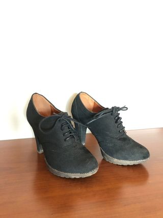 Botines negros suela goma T38 de segunda mano por 10 EUR en Tui en WALLAPOP