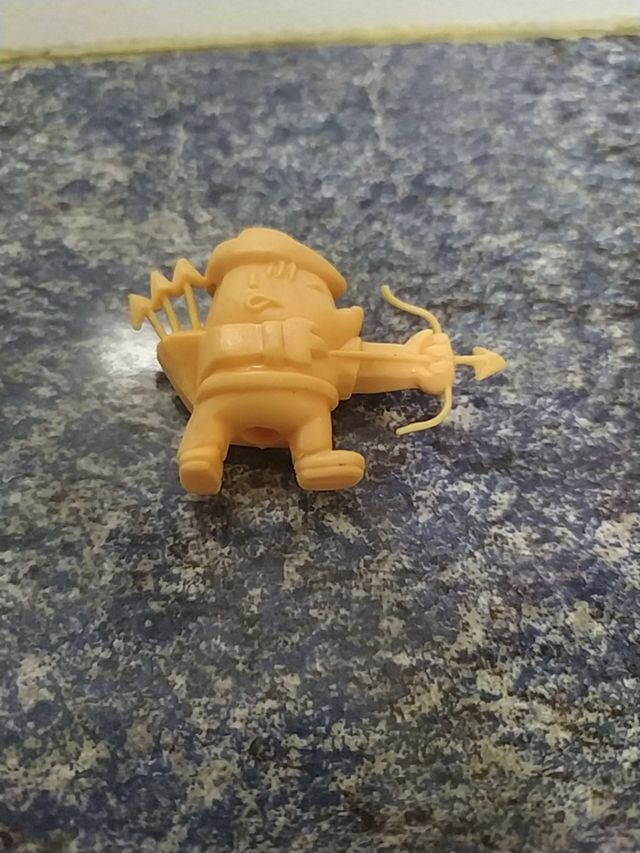 muñeco cobi tiro con arco