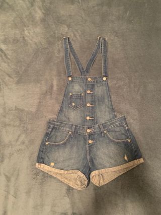 Peto short Levis Mujer de segunda mano por 30 EUR en Vilassar de Mar en  WALLAPOP
