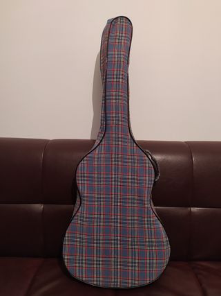 Funda guitarra de segunda mano por 8 EUR en Gijón en WALLAPOP