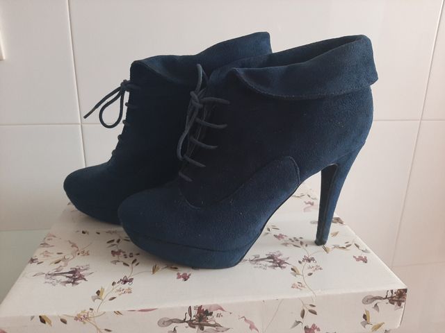 Botín azul con cordones