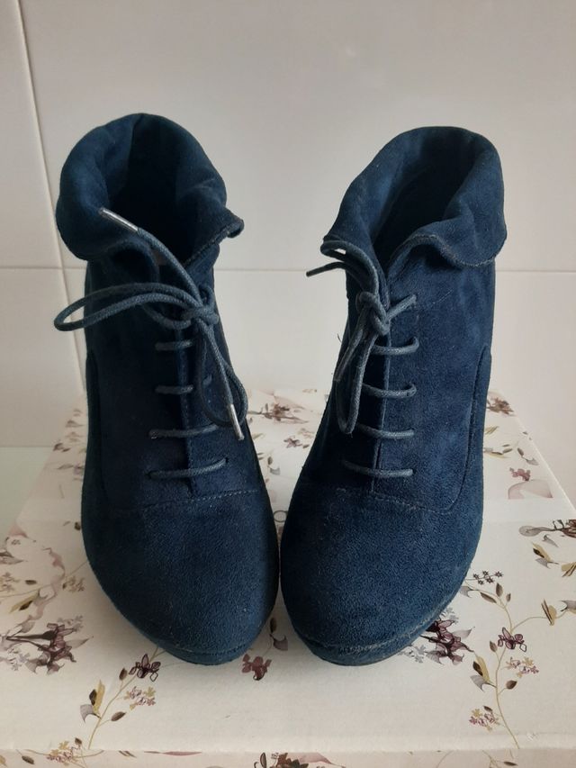 Botín azul con cordones