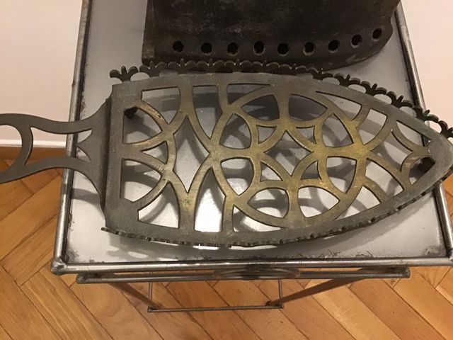 Plancha inicio siglo XIX. Hierro fundido y bronce.