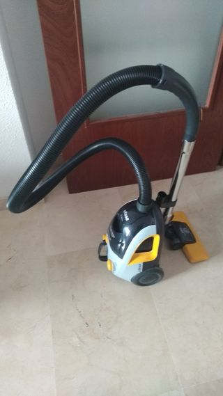 Aspirador sin bolsa Ufesa. 1600 W de segunda mano por 30 EUR en Barcelona  en WALLAPOP