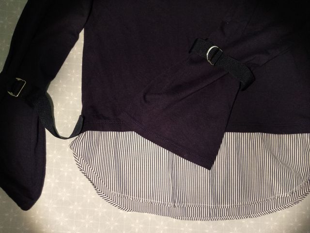 Camiseta camisa con hebilla en mangas