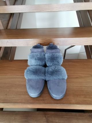 Botines pelo gris de segunda mano por 5 EUR en Llanes en WALLAPOP
