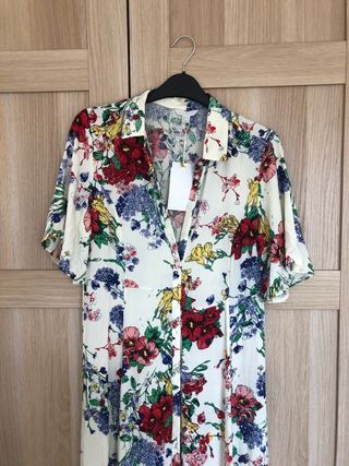 Vestido camisero de flores de Springfield. de segunda mano por 15 EUR en  Málaga en WALLAPOP