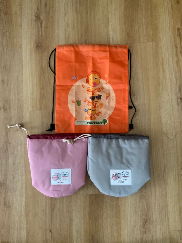 Dos neceseres viaje y una bolsa mochila