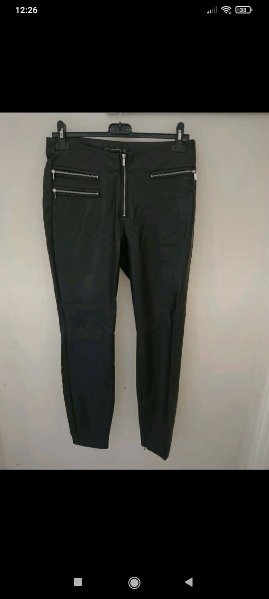 pantalón polipiel Zara