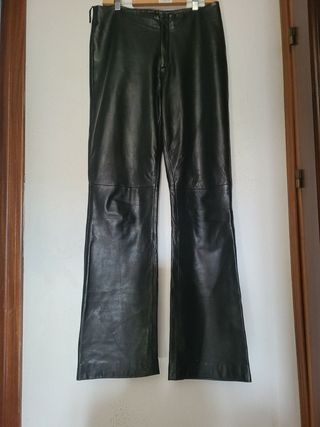 Pantalon cuero Zara de segunda mano por 9,99 EUR en Chiclana de la Frontera  en WALLAPOP