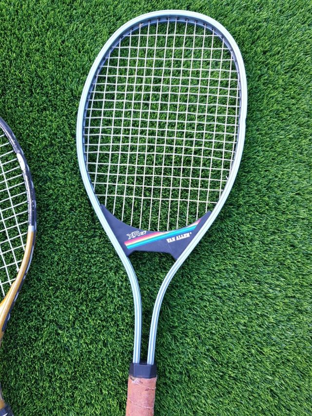 Raquetas a 10€. la roja está vendida.