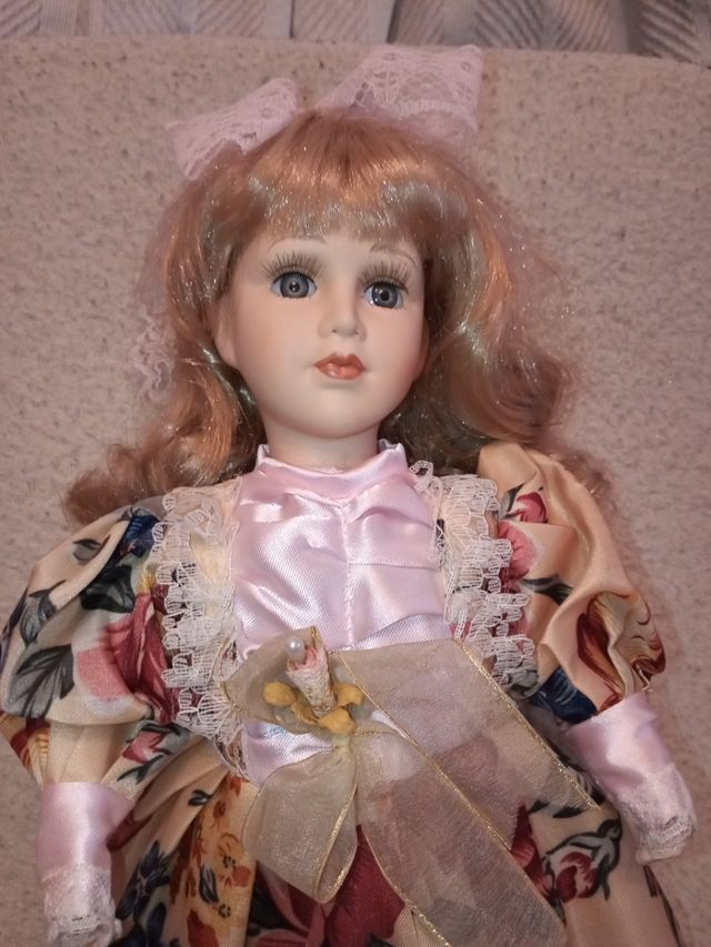 muñeca de porcelana y tela