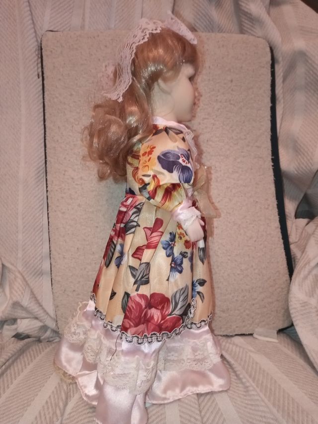 muñeca de porcelana y tela