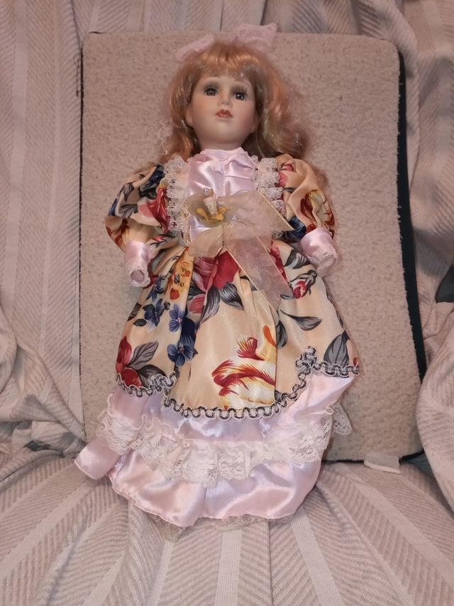 muñeca de porcelana y tela