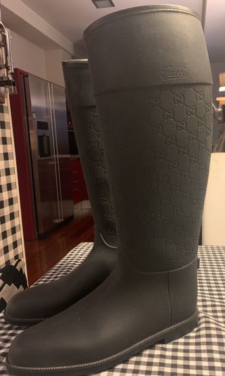 Botas de agua Gucci de segunda mano por 180 EUR en Bilbao en WALLAPOP