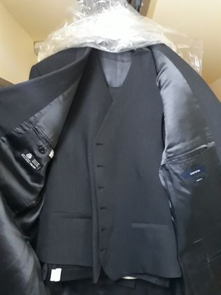 Traje con chaleco CORTEFIEL de segunda mano por 60 EUR en Ávila en WALLAPOP