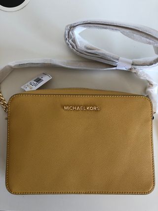 Bolso Michael Kors bandolera jet set piel saffiano de segunda mano por 120  EUR en Madrid en WALLAPOP