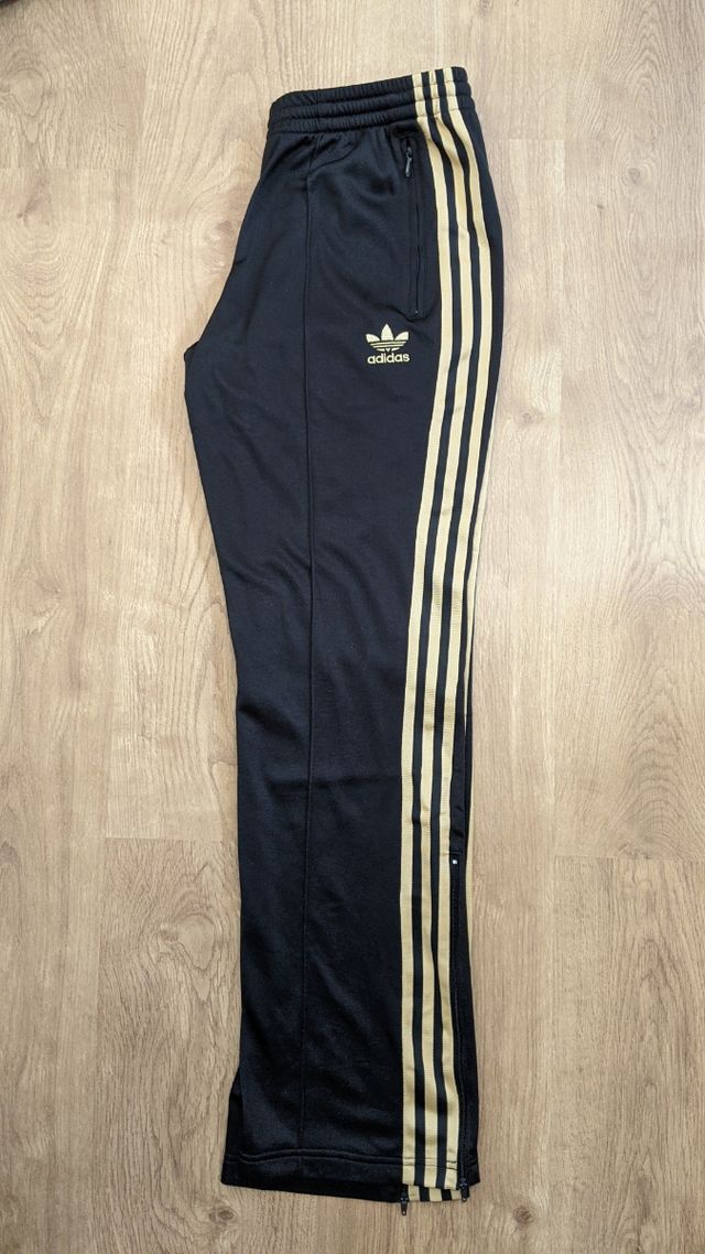 asqueroso Marte ventaja Pantalón chándal Adidas negro y dorado de segunda mano por 25 € en Madrid en WALLAPOP asqueroso Marte ventaja Pantalón chándal Adidas negro y dorado de segunda mano por 25 € en Madrid en WALLAPOP