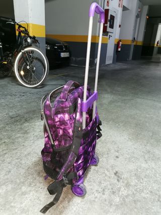 Mochila Totto morada+porta mochila de ruedas de segunda mano por 20 EUR en  Pamplona en WALLAPOP