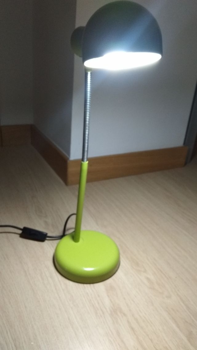 Lampara de escritorio.