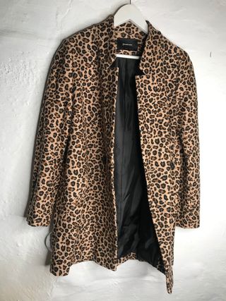 ABRIGO STRADIVARIUS T. L LEOPARDO NUEVO de segunda mano por 39 EUR en  Terrassa en WALLAPOP