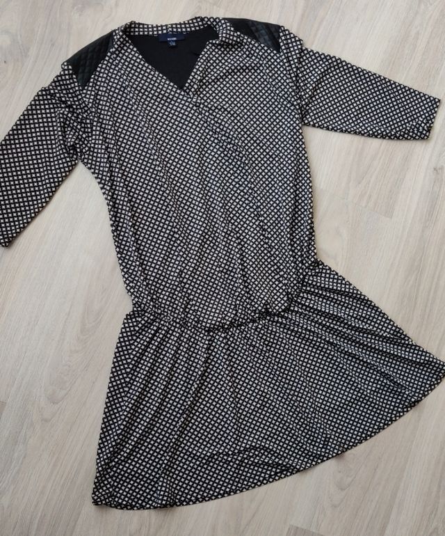 Vestido elástico con hombros polipiel