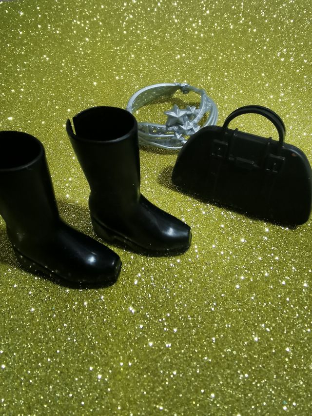Botas, bolso y cinturón Barbie.