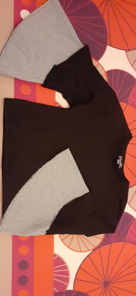 sudadera corta negra