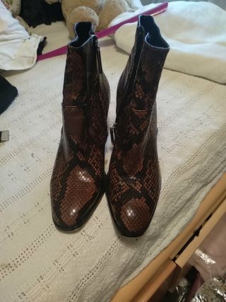 Botines serpiente zara de segunda mano por 15 EUR en Madrid en WALLAPOP