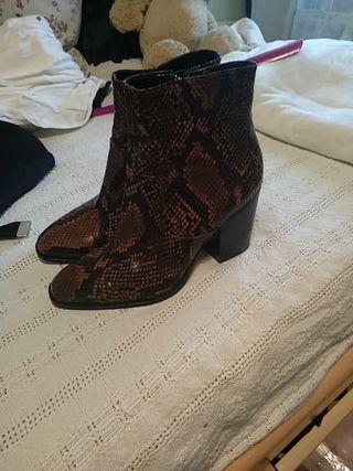 Botines serpiente zara de segunda mano por 15 EUR en Madrid en WALLAPOP